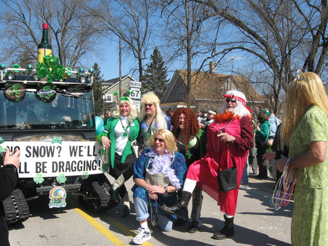 /pictures/ST Pats Float 2009 - No snow our guys keep draging/IMG_1411.jpg